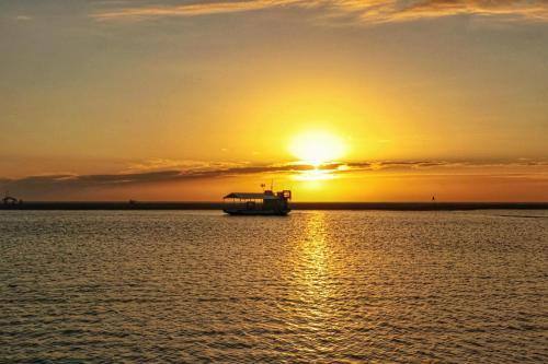 Barco pôr do sol dourado