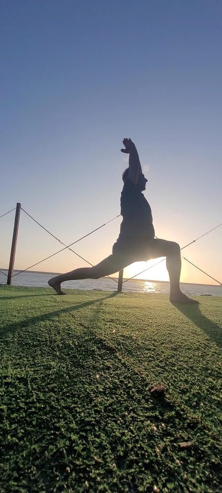 Yoga ao pôr do sol no gramado da pousada