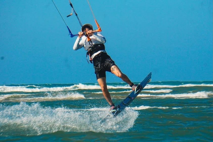 Salto de kitesurf contra o céu azul