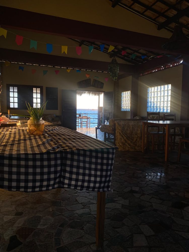Interior do restaurante The Pit Stop decorado para festa junina