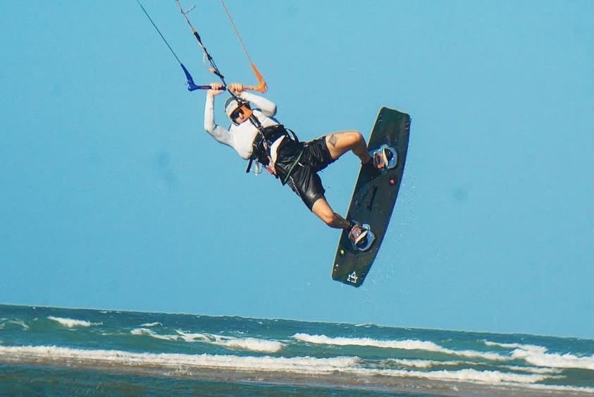 Manobra de kitesurf no ar